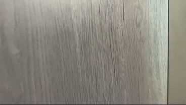 Modelo Webcam es atrapada por su hermanastro y se lo folla para que no diga nada